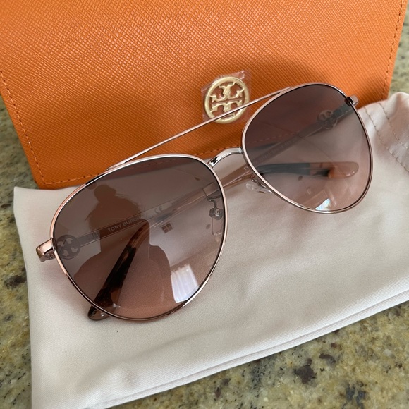 Tory Burch Accessories - HP New Tory Burch sunglasses pilote 💗 58 mm